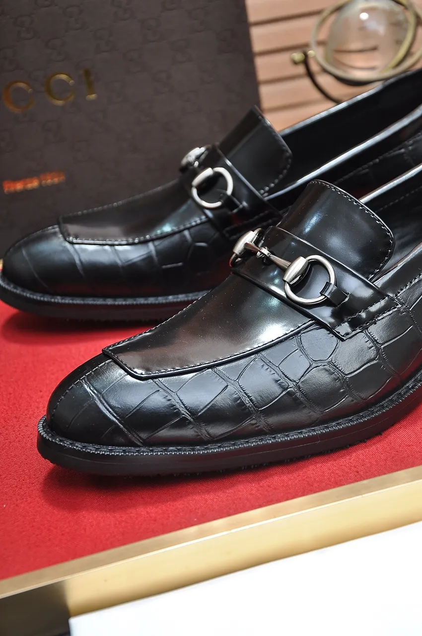 Men's shoes💰460💶Italy's top luxury men's shoe giant [GUCCI] has arrived in new style🍃Original European style🔰 Pleasant to the eye😍In order to make the shoes more durable and non-deformable🌀The production continues to follow traditional methods but there is still no lack of innovation💪The original sheepskin is chosen for the leather♻Smooth, natural and extra bright⭐Made of imported cowhide, the first choice of the rich 38-45 (45 customized)